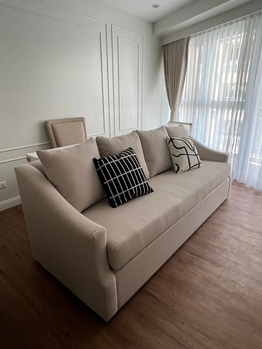 Slope-arm lounge sofa in Ivory Linen Weave